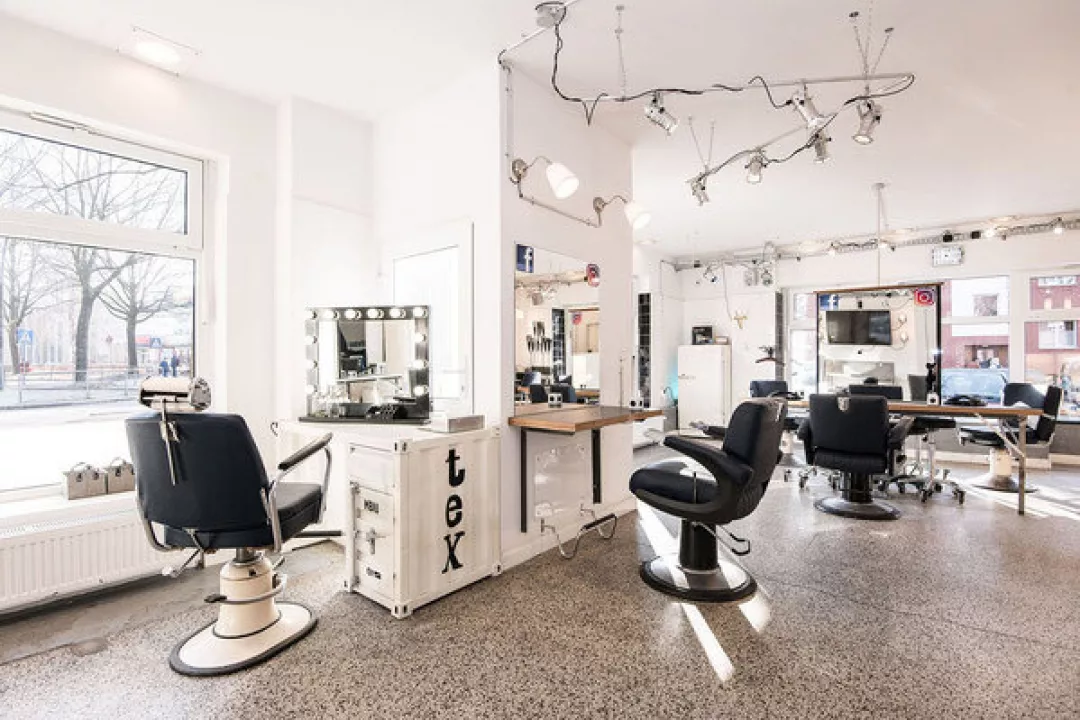 Einblick in unseren Salon. Es sind mehrere Friseurstühle zu sehen