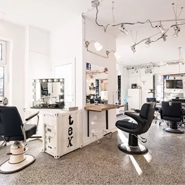 Einblick in unseren Salon. Es sind mehrere Friseurstühle zu sehen